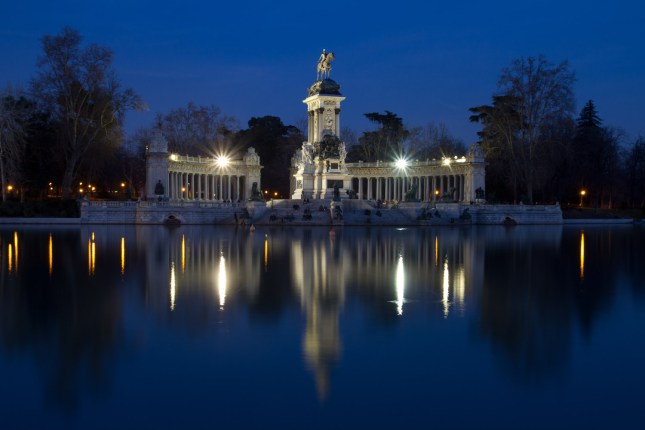 es_madrid_monumento_a_alfonsoxii_en_el_estanque_de_el_retiro_de_noche
